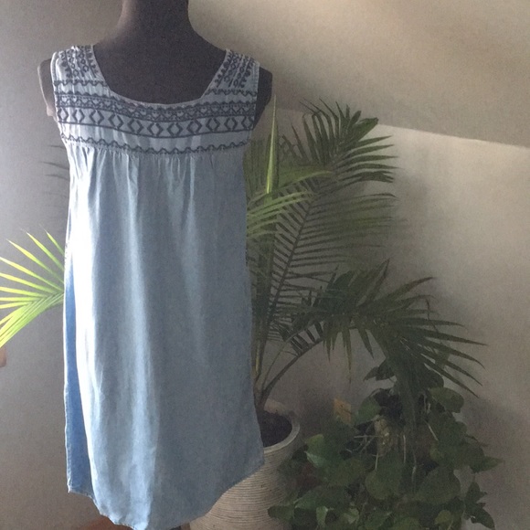 Cute ‘beach lunch lounge’ chambray sundress, size Medium - Picture 4 of 6